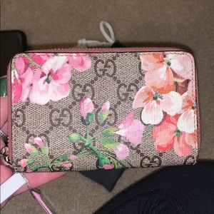 gucci gg supreme monogram bloom cold holder